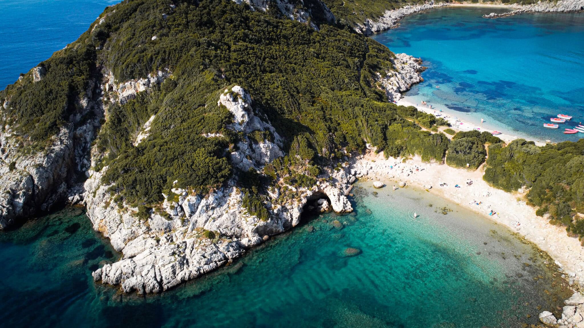 Saranda, Albánsko: 12 tipov, čo vidieť + brána iónskej riviéry v roku 2026 140 Dvojzátoka Porto Timoni na Korfu, výlet trajektom zo Sarandy