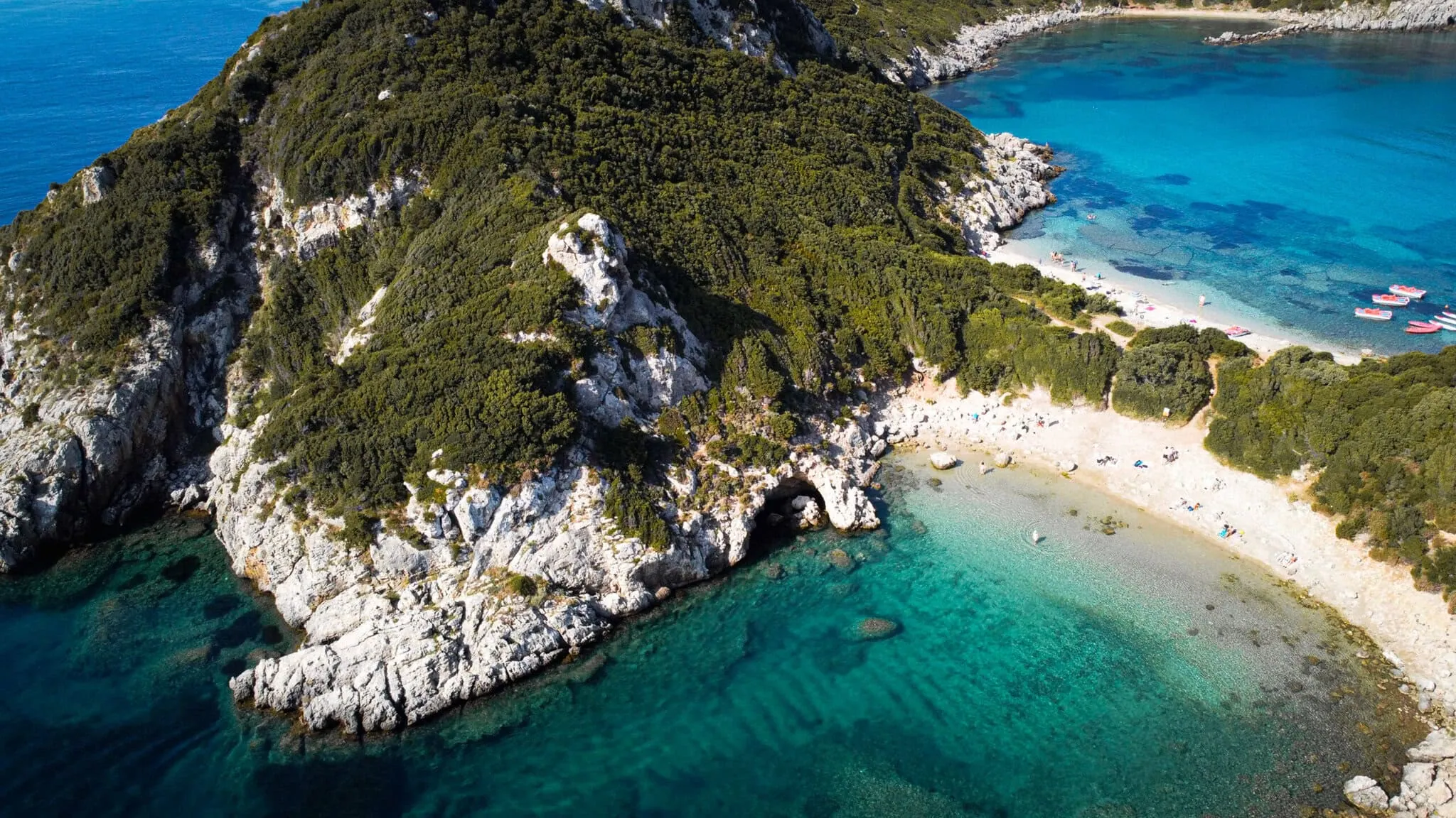 Saranda, Albania: 12 cosas que ver + puerta de la Riviera Jónica en 2026 7 La doble bahía de Porto Timoni en Corfú, excursión en ferri desde Saranda
