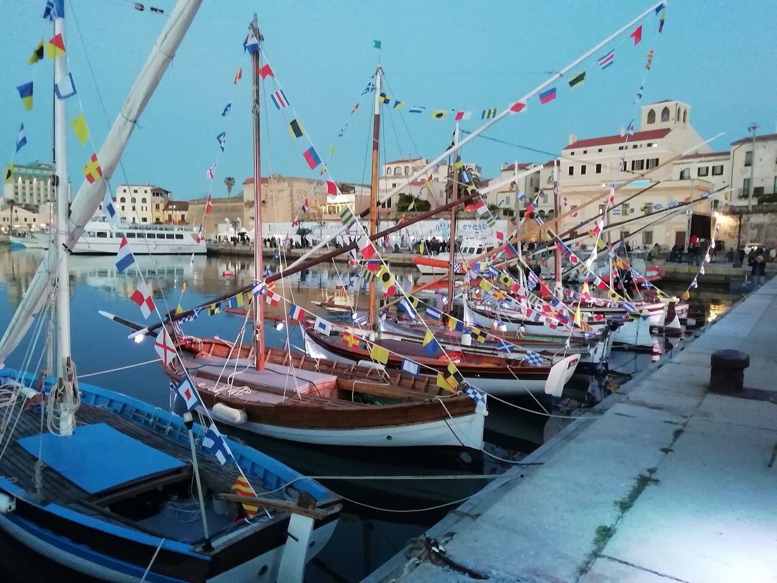 Alghero, Sardinia: 12 lucruri de văzut și făcut 2026 5 Portul din Alghero cu bărci