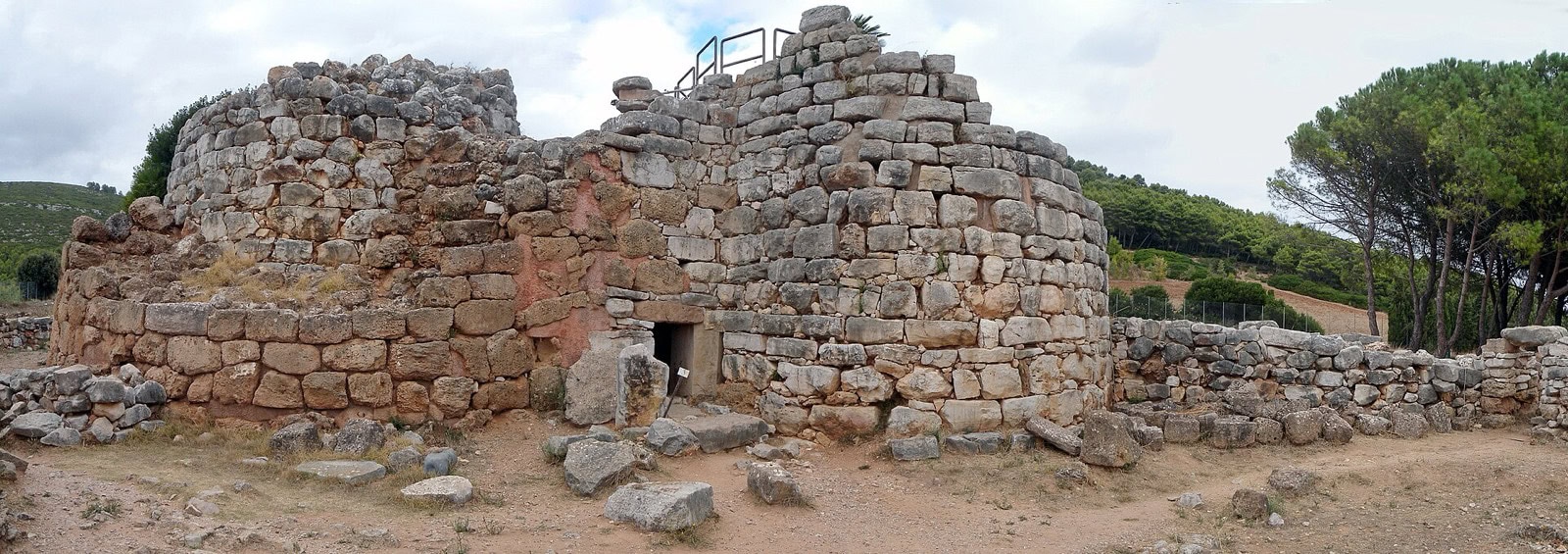 Alghero, Sardinia: 12 lucruri de văzut și făcut 2026 8 Satul nuragic Nuraghe Palmavera lângă Alghero