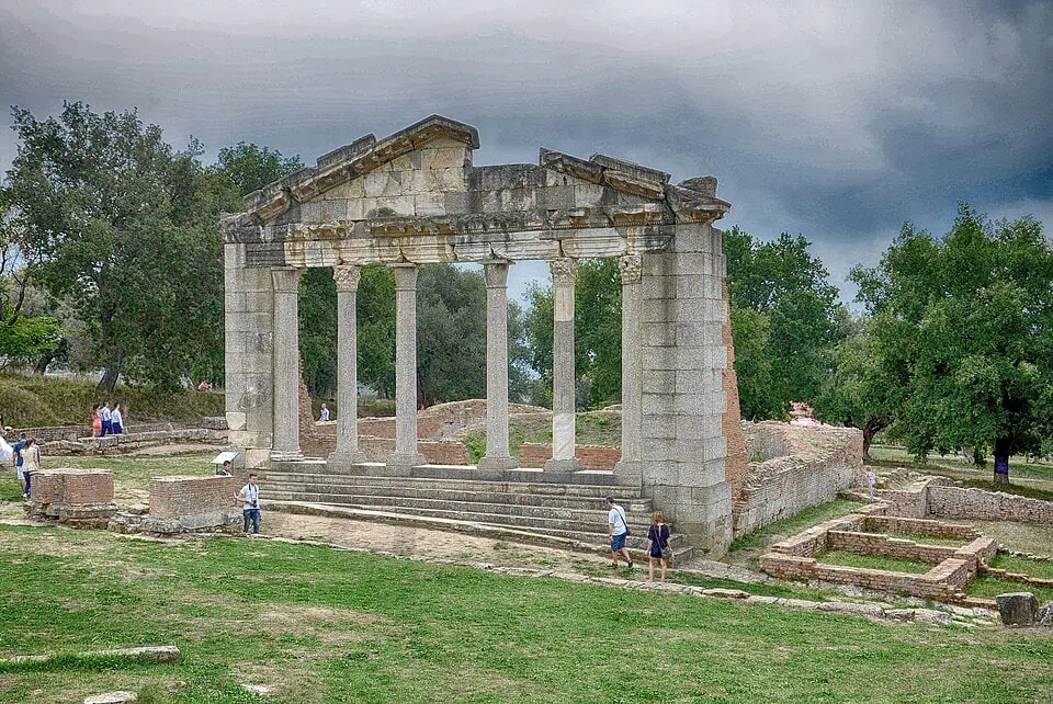 Vlora, Durrës a jaderské pobřeží Albánie: 8 tipů, co vidět a dělat 5 Antické sloupy Monumentu agonotetů v Apollonii u Fieru
