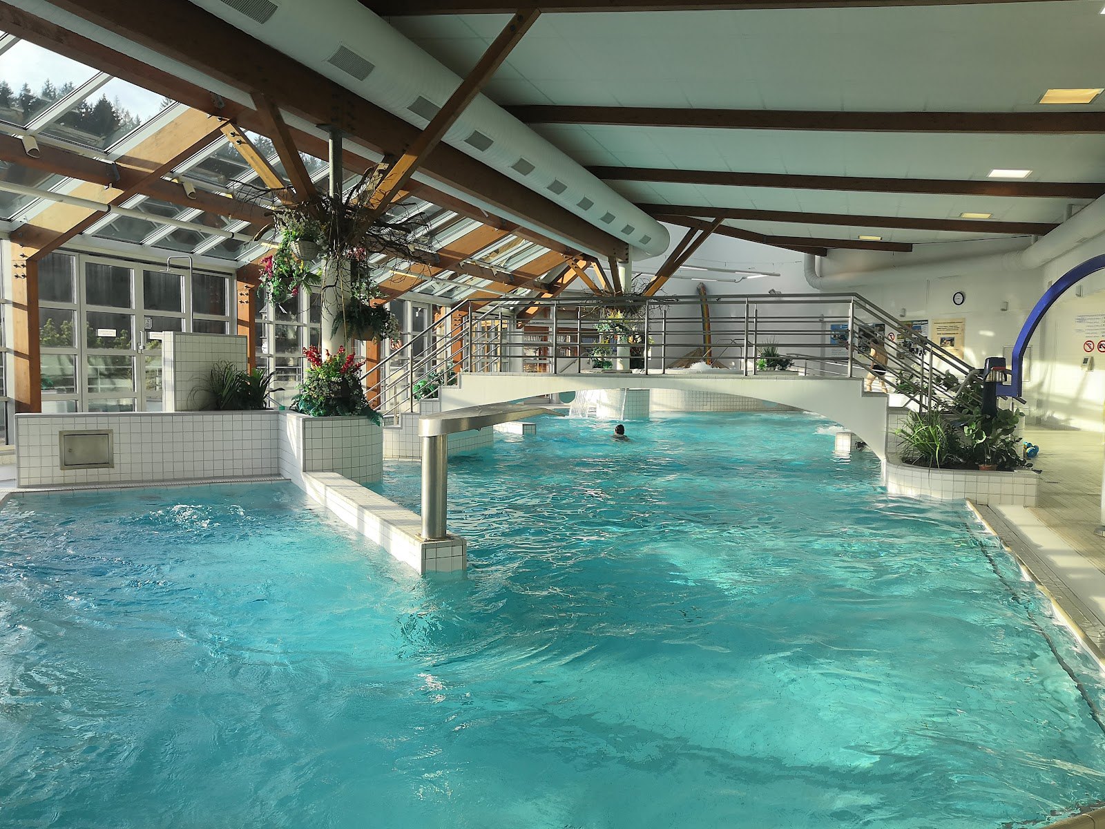 Thermalbäder in Tschechien: 12 Tipps für warmes Wasser im Jahr 2026 6 Hallenbad des AquaCentrums in Jánské Lázně