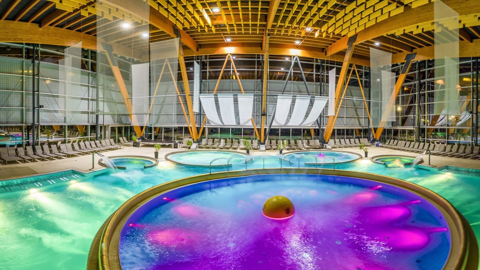 Termální bazén pod kupolí v AquaCity Poprad