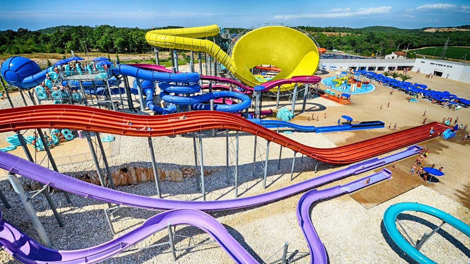 Největší aquaparky v Evropě: 10 obřích vodních světů 6 Barevné tobogány plošně největšího aquaparku v Chorvatsku Aquacolors