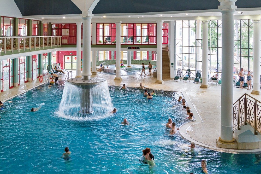 Thermalbäder in Tschechien: 12 Tipps für warmes Wasser im Jahr 2026 13 Hallenbad mit Brunnen im Aquaforum in Franzensbad