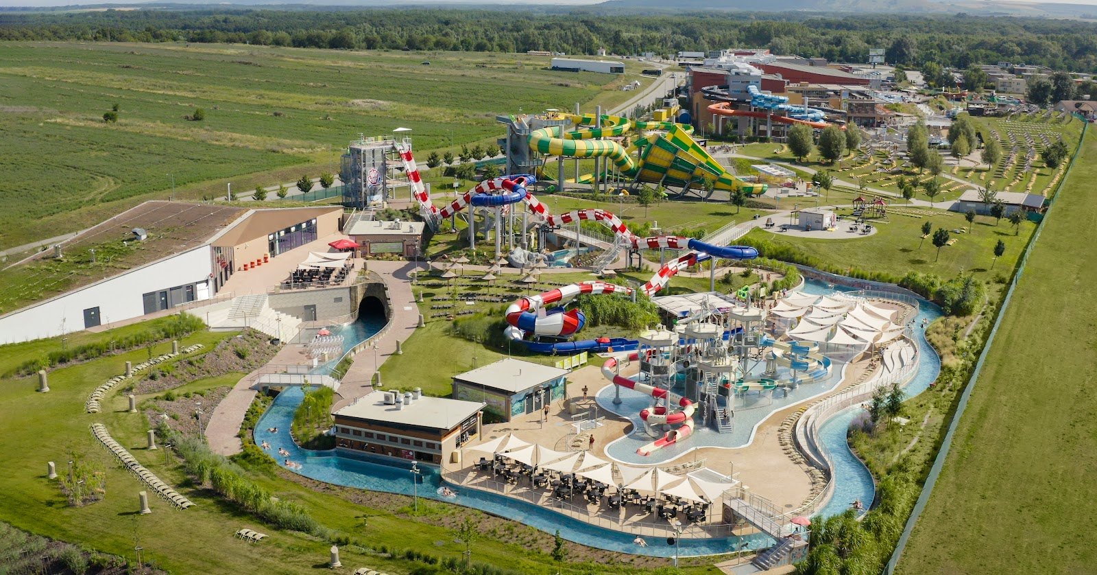 De beste aquaparken voor gezinnen met kinderen: 12 tips voor 2026 6 Luchtfoto van Aqualand Moravia bij Pasohlávky
