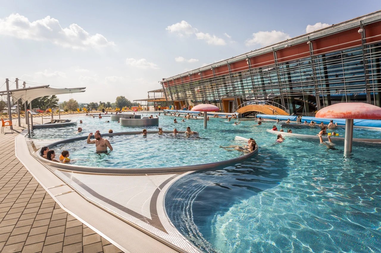 Letecký pohled na venkovní bazény Aqualand Moravia v Pasohlávkách