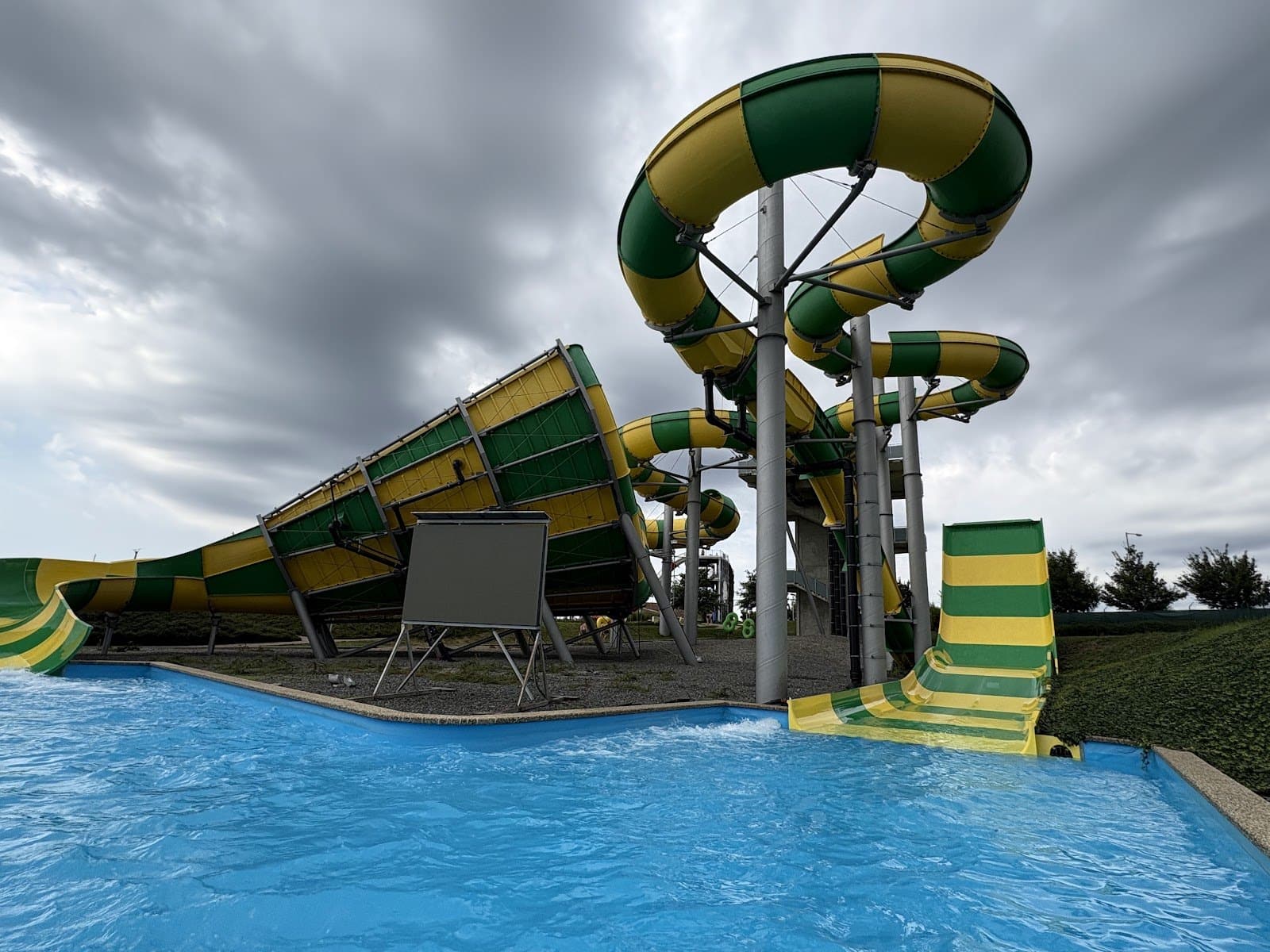 Cele mai bune parcuri acvatice și băi termale din Europa: 10 idei pentru 2026 7 Tobogan în Aqualand Moravia, lângă Pasohlávky