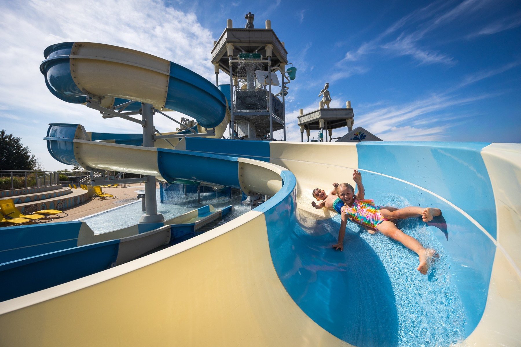 Die besten Aquaparks in Tschechien: 13 Tipps für Familien 2026 2 Gelbe Rutschen und Wasserrutschen im Aqualand Moravia