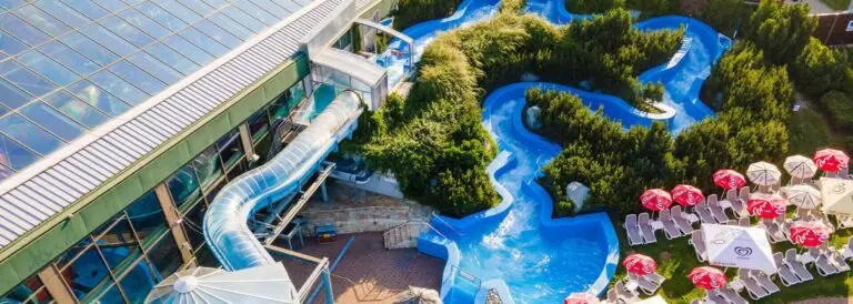Aquapalace Praha — letecký pohled na divokou řeku v krytém aquaparku