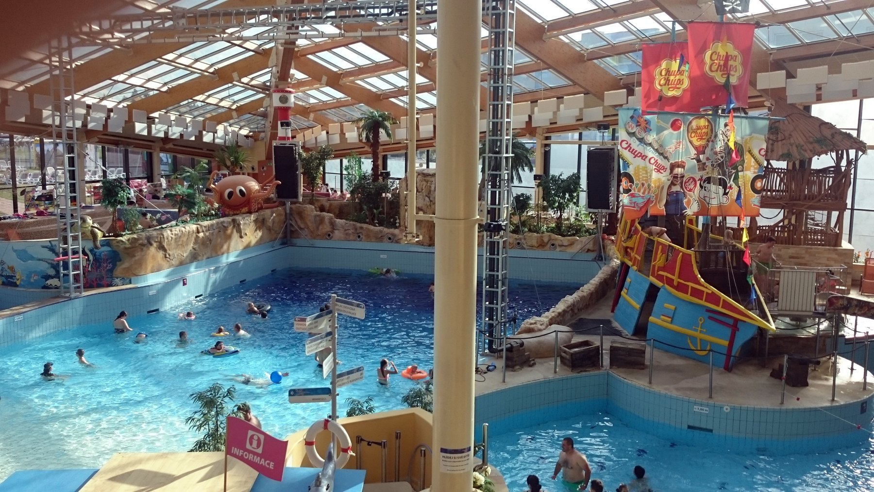 Die besten Aquaparks in Tschechien: 13 Tipps für Familien 2026 3 Überdachter Aquapark Aquapalace Prag mit Piratenschiff für Kinder