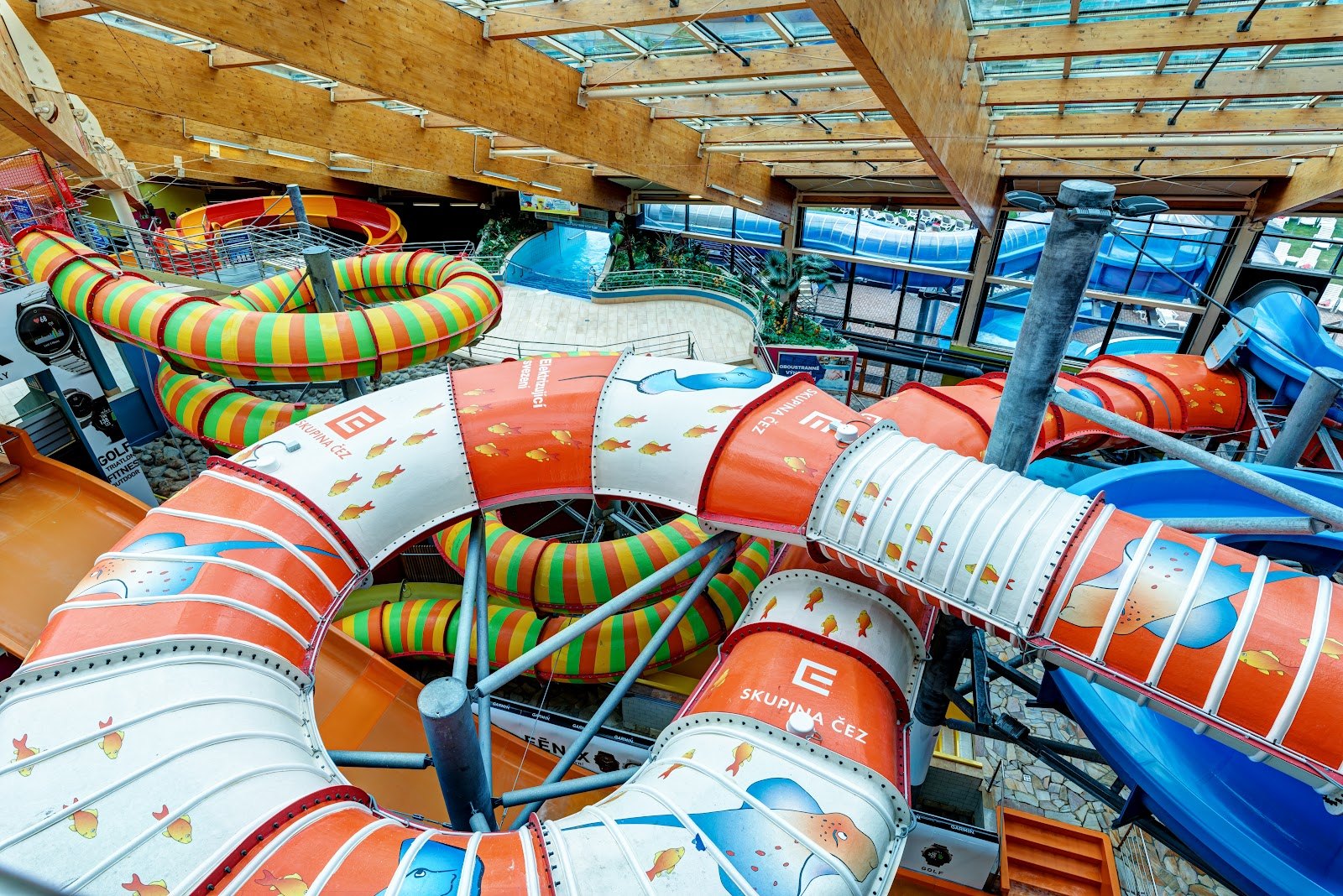 De beste aquaparken voor gezinnen met kinderen: 12 tips voor 2026 7 Kleurrijke overdekte glijbanen in Aquapalace Praag