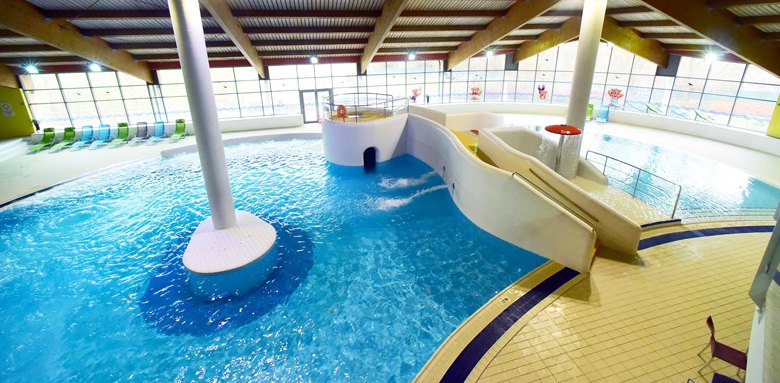Die besten Aquaparks in Tschechien: 13 Tipps für Familien 2026 13 Innenbecken und Rutsche des Aquaparks Beroun (Tipsport laguna)
