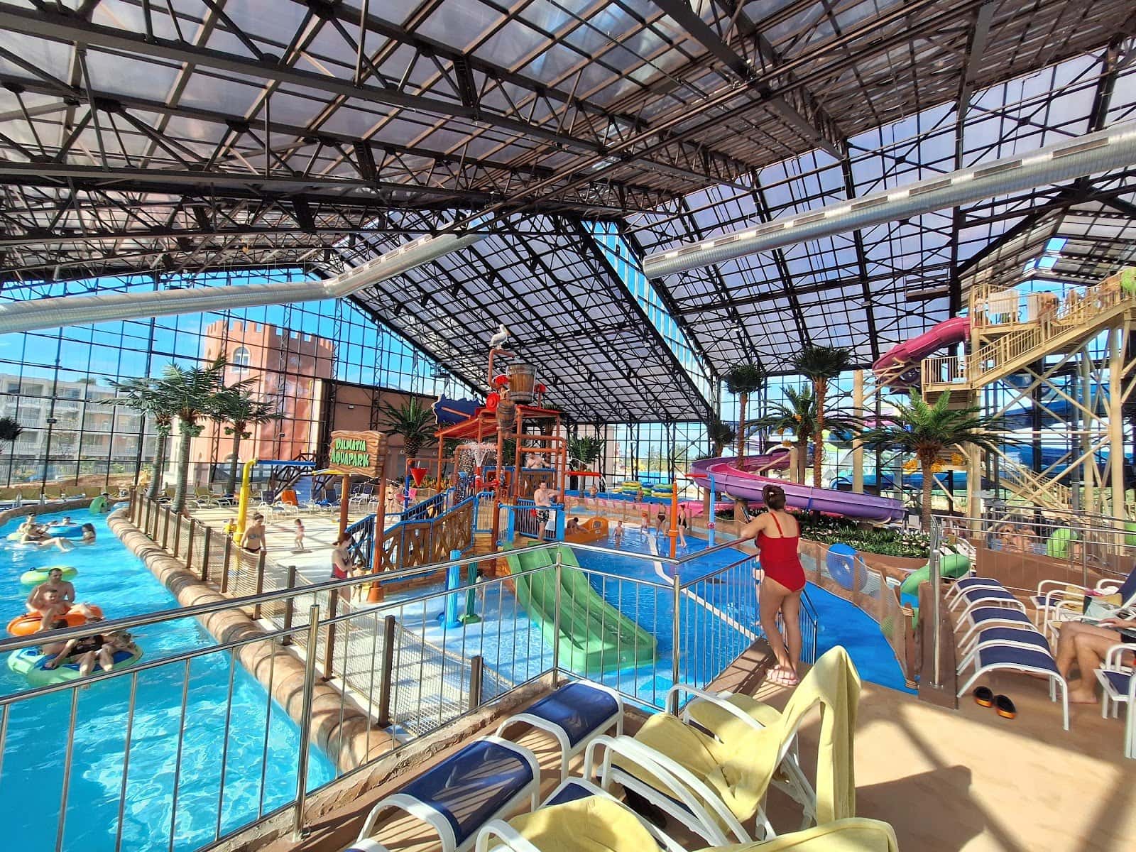 Katettu vesipuisto: minne talvella? 11 vinkkiä vuodelle 2026 13 Aquapark Dalmatian katettu ympärivuotinen halli Šibenikin lähellä