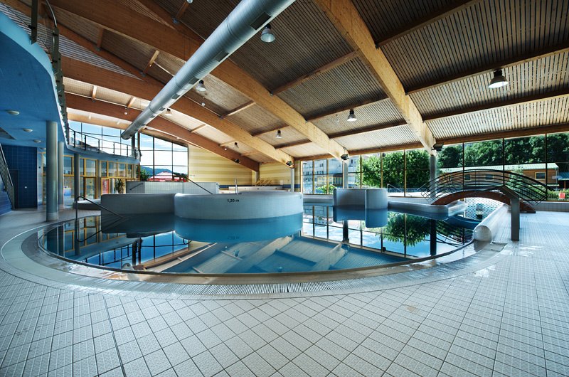 Die besten Aquaparks in Tschechien: 13 Tipps für Familien 2026 12 Überdachte Halle des Aquaparks in Děčín