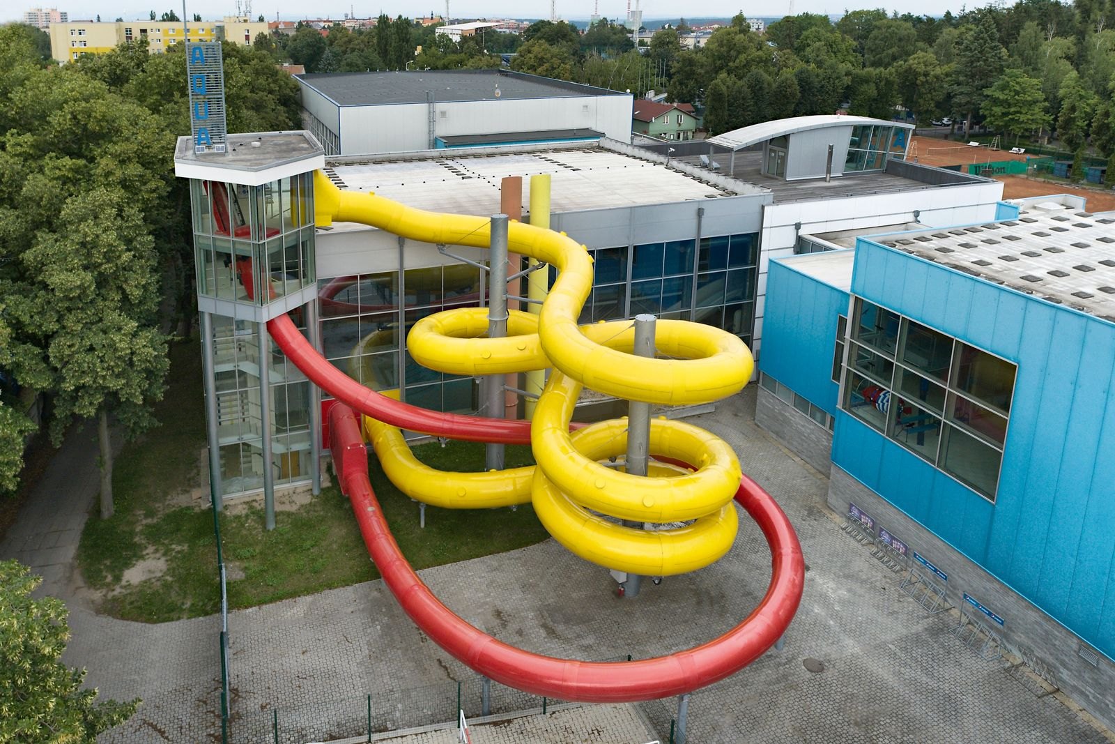 Die besten Aquaparks in Tschechien: 13 Tipps für Familien 2026 14 Rutschen des Aquaparks in Kladno von oben