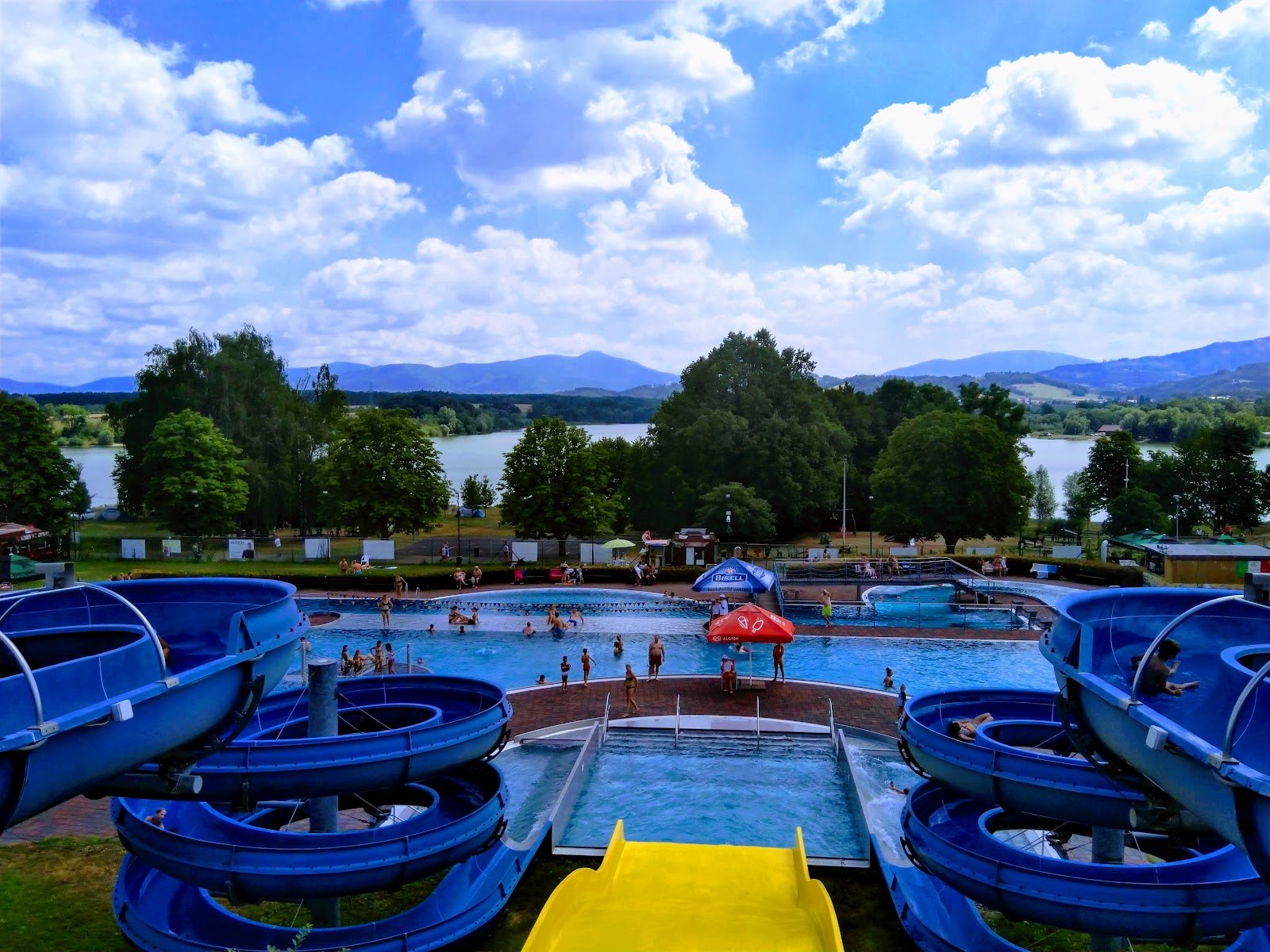Die besten Aquaparks in Tschechien: 13 Tipps für Familien 2026 6 Außenaquapark Olešná mit Rutschen und Blick auf die Beskiden