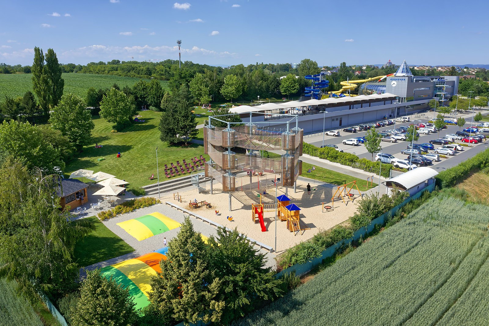 Die besten Aquaparks in Tschechien: 13 Tipps für Familien 2026 8 Sommerbereich des Aquaparks Olomouc mit Wasserrutschen