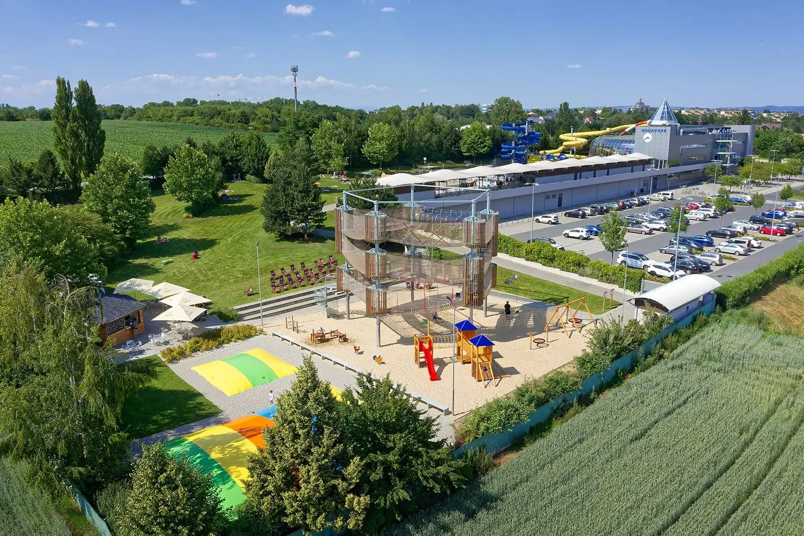 A legjobb aquaparkok Csehországban: 13 tipp, hová menj a gyerekekkel 2026-ban 8 Az Aquapark Olomouc nyári területe csúszdákkal