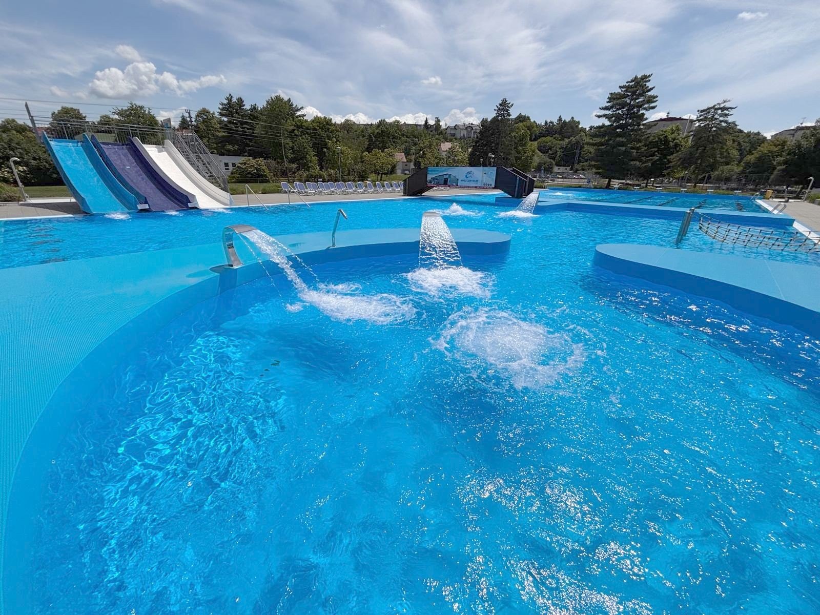 Die besten Aquaparks in Tschechien: 13 Tipps für Familien 2026 5 Außenbecken und Wasserrutsche des Aquaparks in Uherské Hradiště