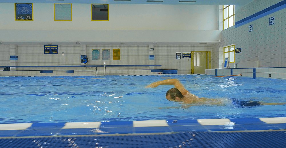 Die besten Aquaparks in Tschechien: 13 Tipps für Familien 2026 15 Überdachtes Schwimmbecken des Aquaparks in Vyškov