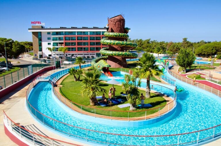 Portugal : guide, conseils et que voir en 2026 11 Hôtels familiaux en Algarve : 14 conseils pour le meilleur hébergement en vacances avec enfants 2026