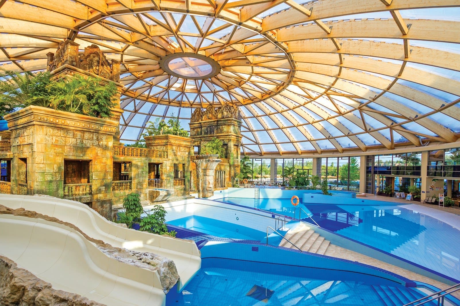 Cele mai bune parcuri acvatice și băi termale din Europa: 10 idei pentru 2026 11 Cupolă de sticlă cu tobogane în Aquaworld Budapesta