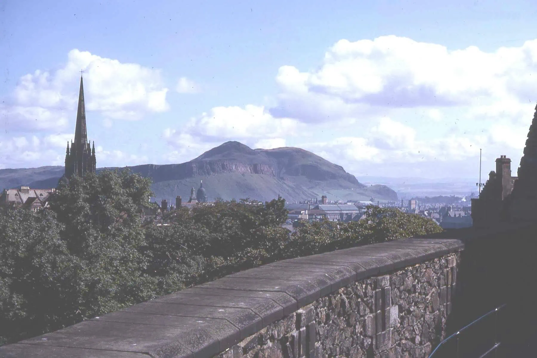 Edinburgh, Skócia: 31 tipp, mit érdemes látni és csinálni 2026-ban 11 A kihunyt vulkán, az Arthur's Seat Edinburgh felett