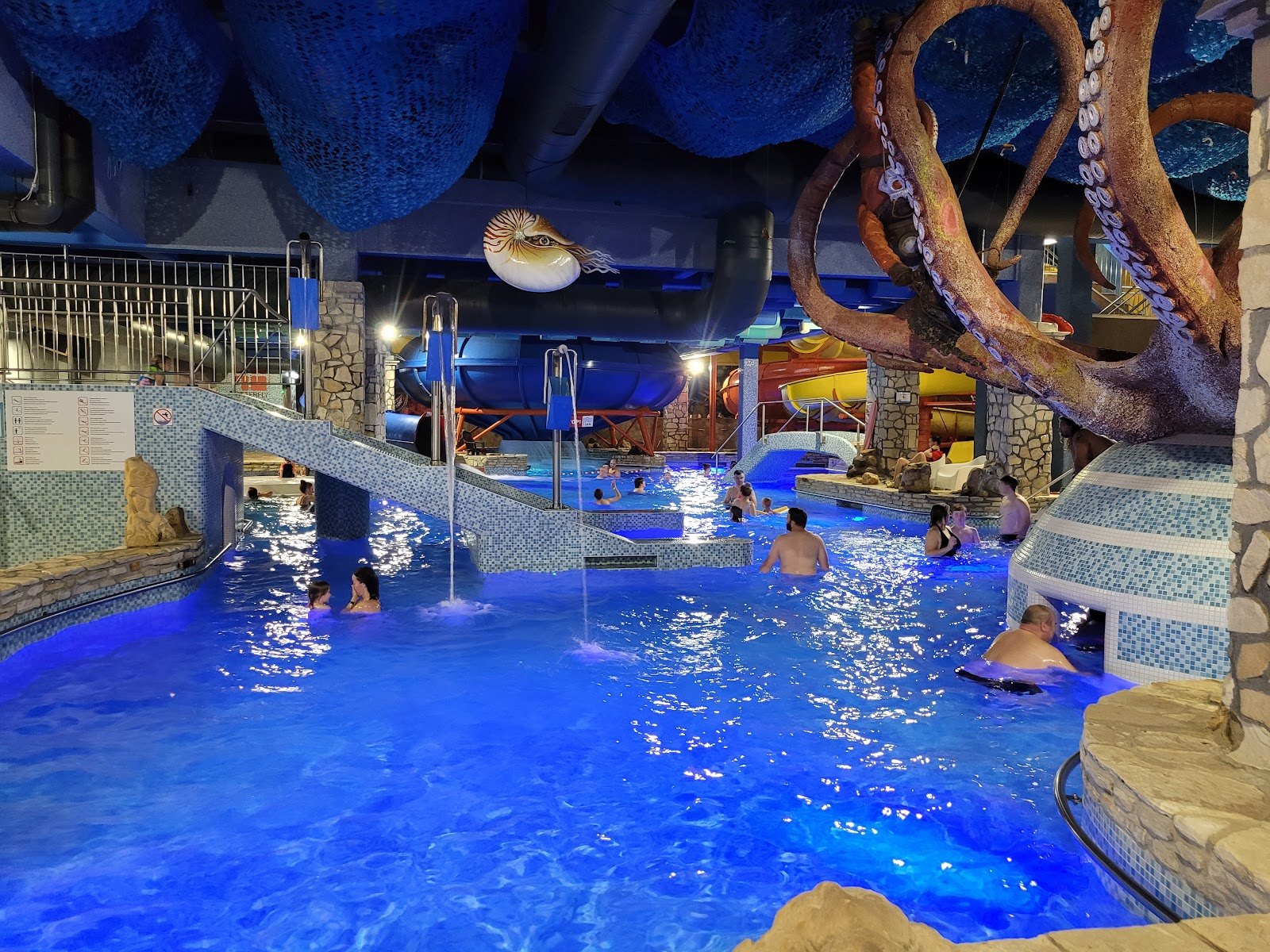 De beste aquaparken voor gezinnen met kinderen: 12 tips voor 2026 9 Verlicht overdekt aquapark Centrum Babylon Liberec