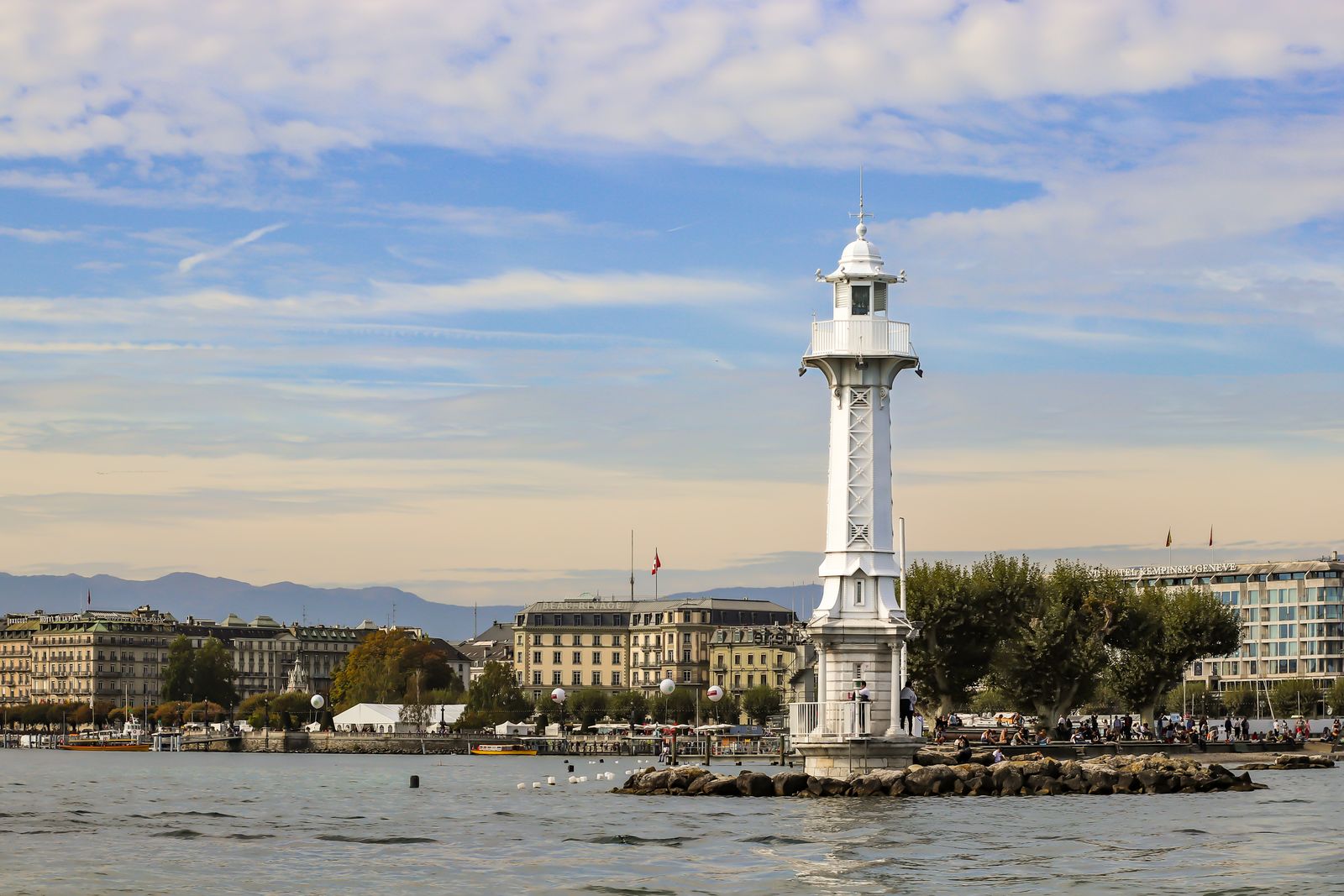 Ginebra (Suiza): 16 cosas que ver y hacer junto al mayor lago alpino en 2026 13 Bains des Pâquis: baños en el muelle y fondue legendaria