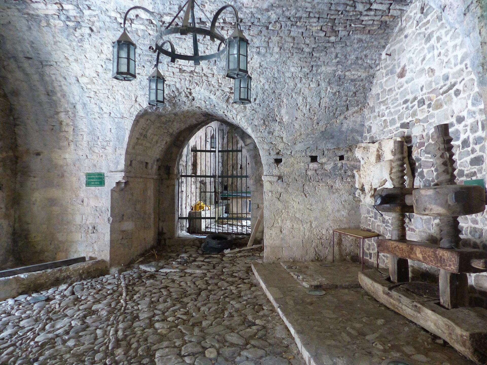 Bar a Stari Bar: 10 tipů na ruiny, přístav a nejstarší olivu Evropy 16 Vstupní brána do Stari Baru