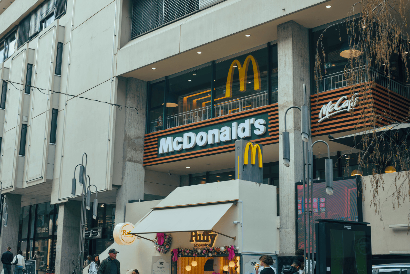 Batumi, Georgia: 22 de lucruri de văzut și făcut la Marea Neagră în 2026 28 McDonald's-ul de sticlă, o curiozitate