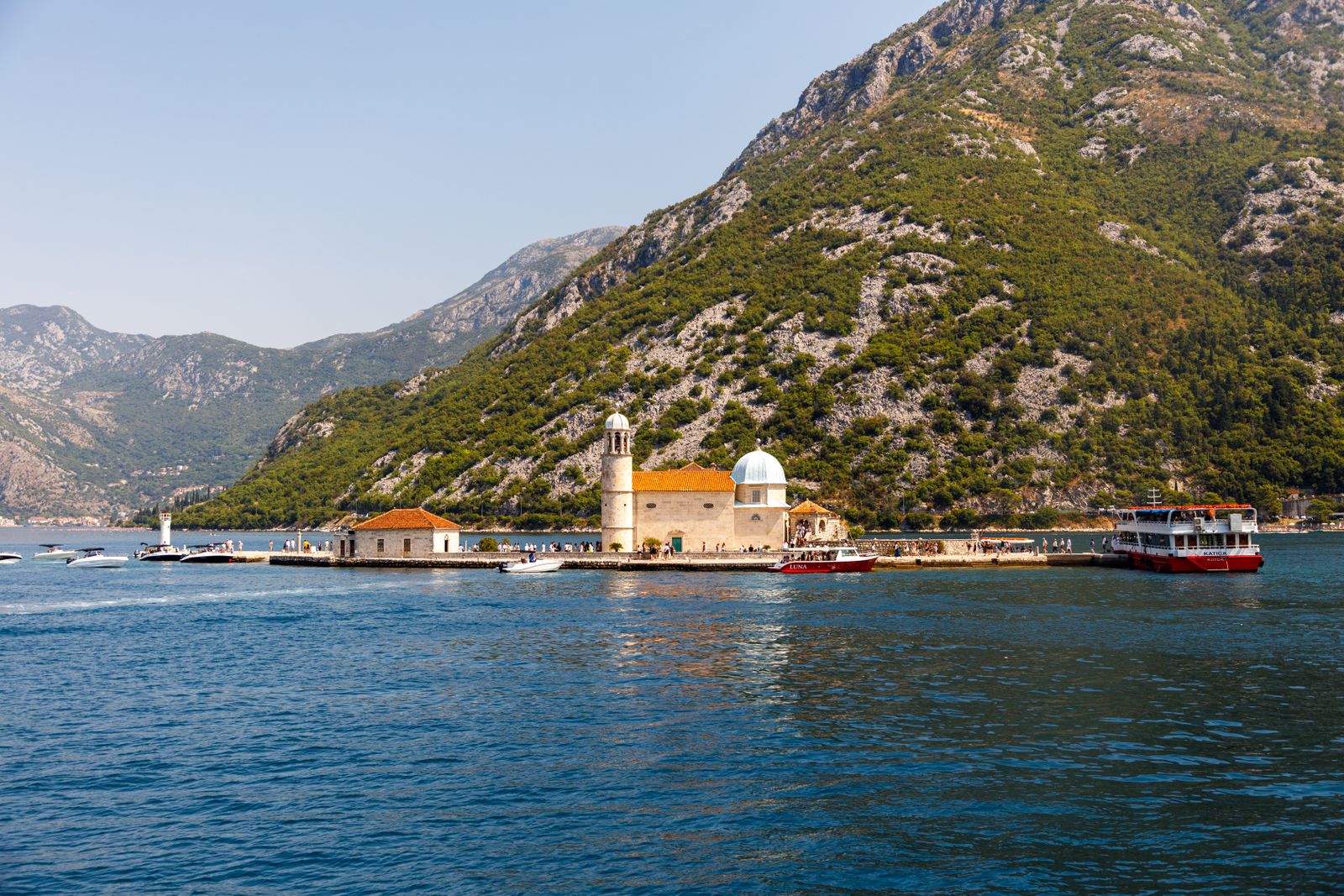 Boka Kotorská a Perast: 12 tipů, co vidět a dělat 14 Gornji Stoliv: Treking do opuštěné vesnice