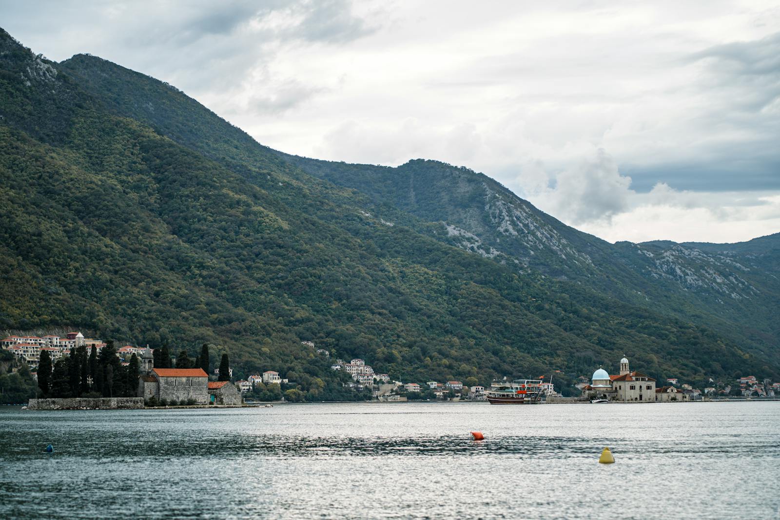 Boka Kotorská a Perast: 12 tipů, co vidět a dělat 13 Morinj: Malá Benátka a studené prameny
