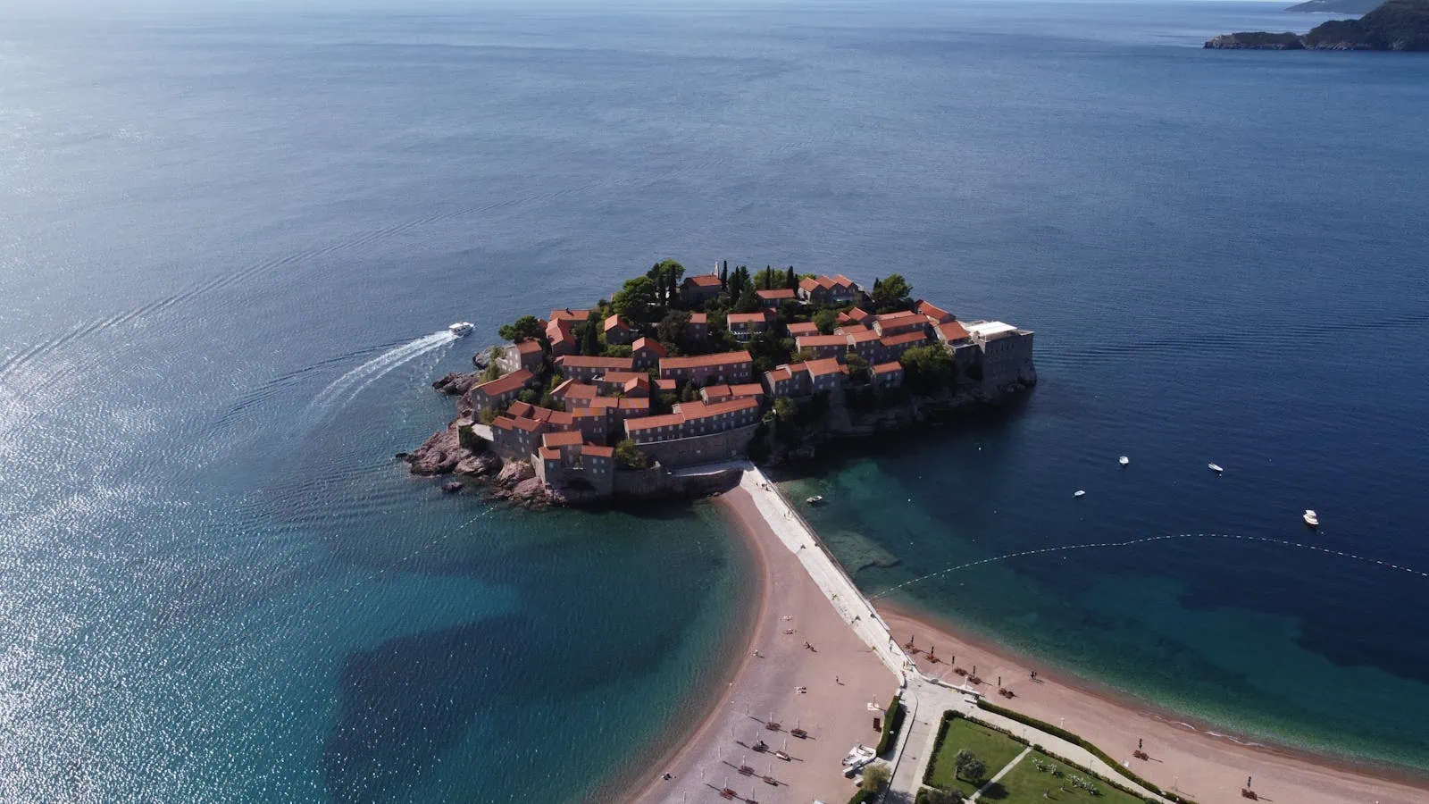 Kotor, Montenegró: Boka-öböl és Perast – 12 tipp 9 Sveti Đorđe: a halottak természetes szigete