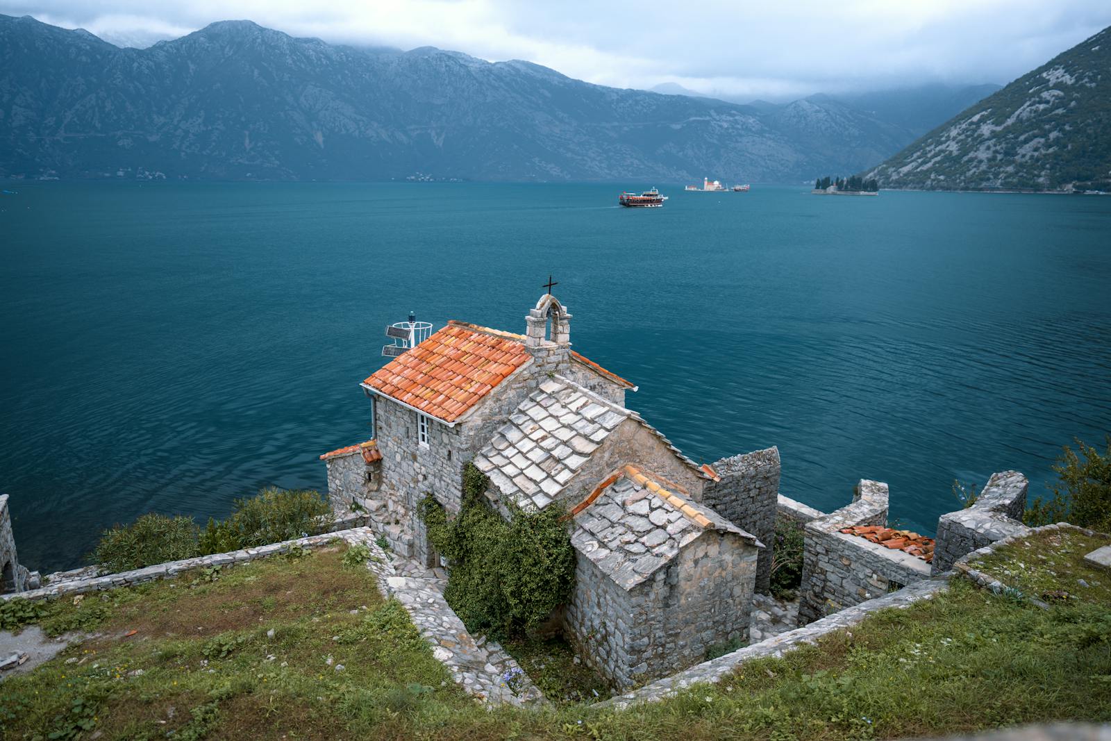 Boka Kotorská a Perast: 12 tipů, co vidět a dělat 6 Zvonice kostela sv. Mikuláše: Nejlepší výhled