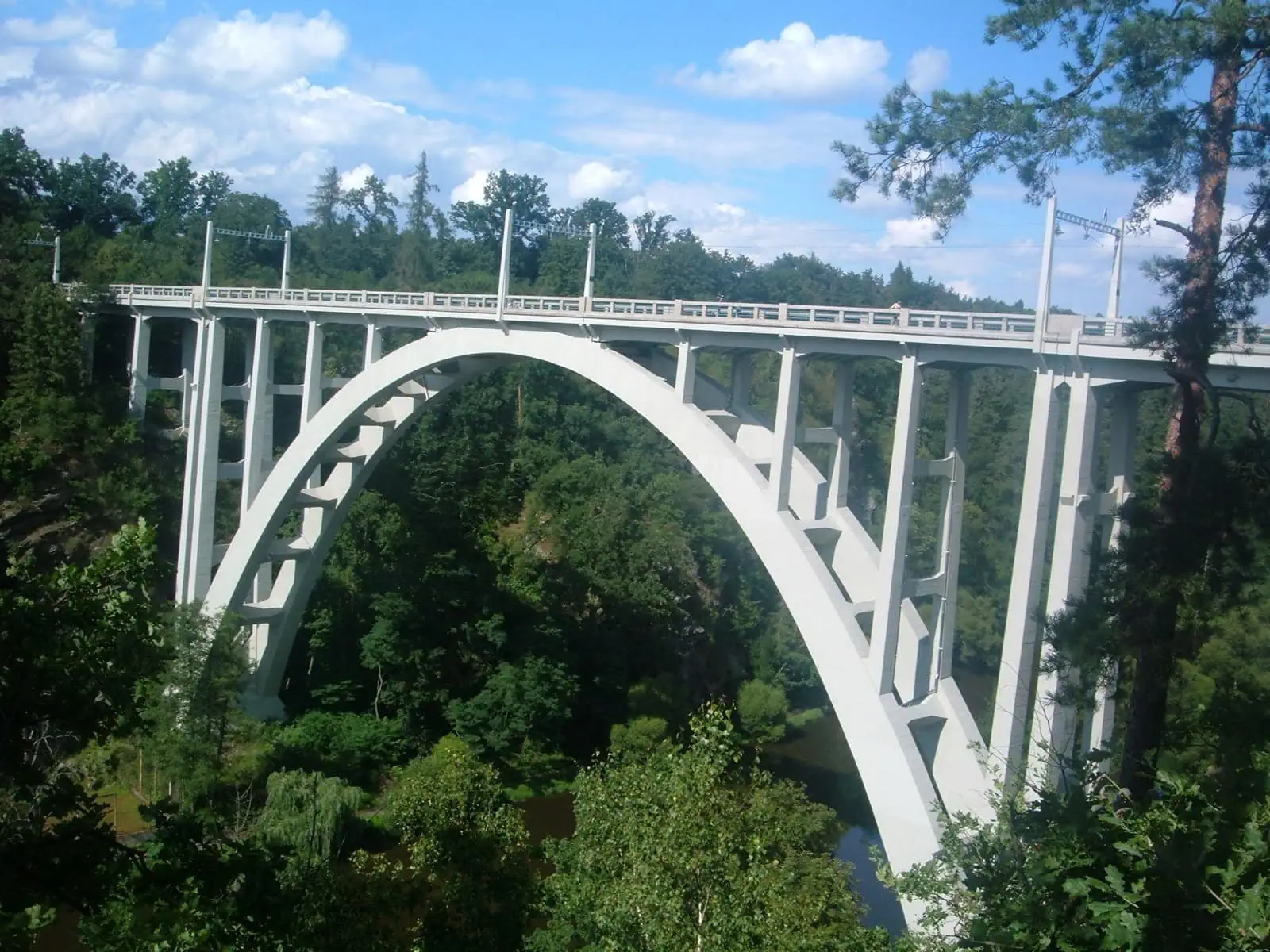 Bechyně : 7 incontournables de la ville thermale, de la céramique et du pont arc-en-ciel 2 Le pont Arc-en-ciel de Bechyně, pont en arc au-dessus de la vallée de la Lužnice