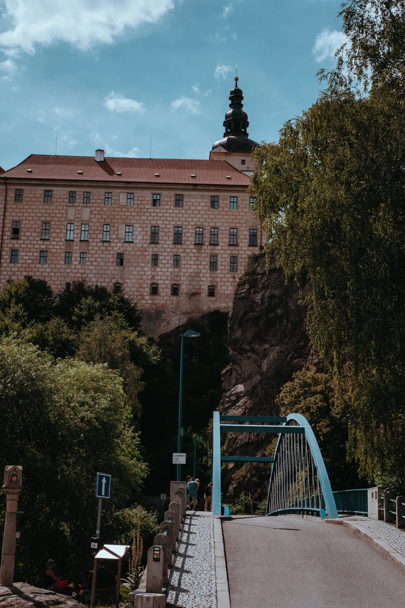 Bechyně : 7 incontournables de la ville thermale, de la céramique et du pont arc-en-ciel 1 Château de Bechyně sur un éperon rocheux au-dessus de la rivière Lužnice
