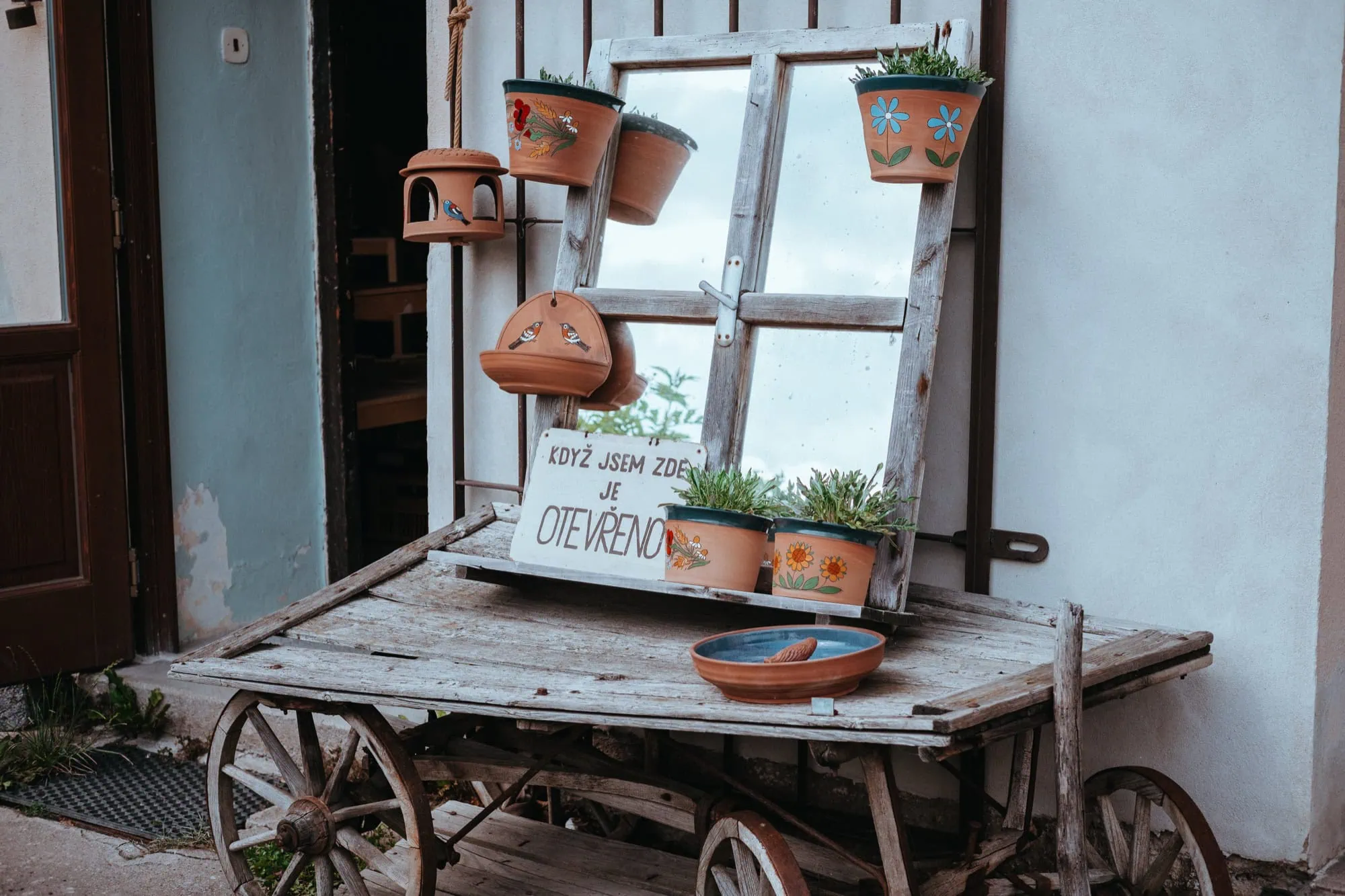 Bechyně : 7 incontournables de la ville thermale, de la céramique et du pont arc-en-ciel 9 Pots en céramique sur un vieux chariot en bois à Bechyně