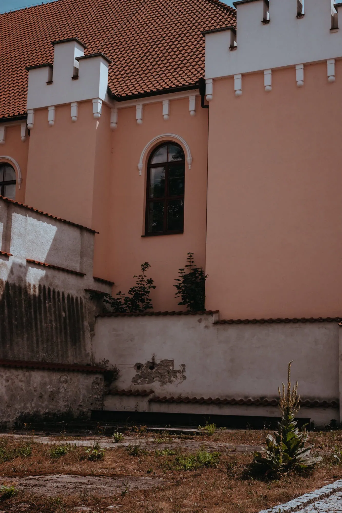 Bechyně : 7 incontournables de la ville thermale, de la céramique et du pont arc-en-ciel 4 Mur du monastère franciscain et de l'église de l'Assomption de la Vierge Marie à Bechyně