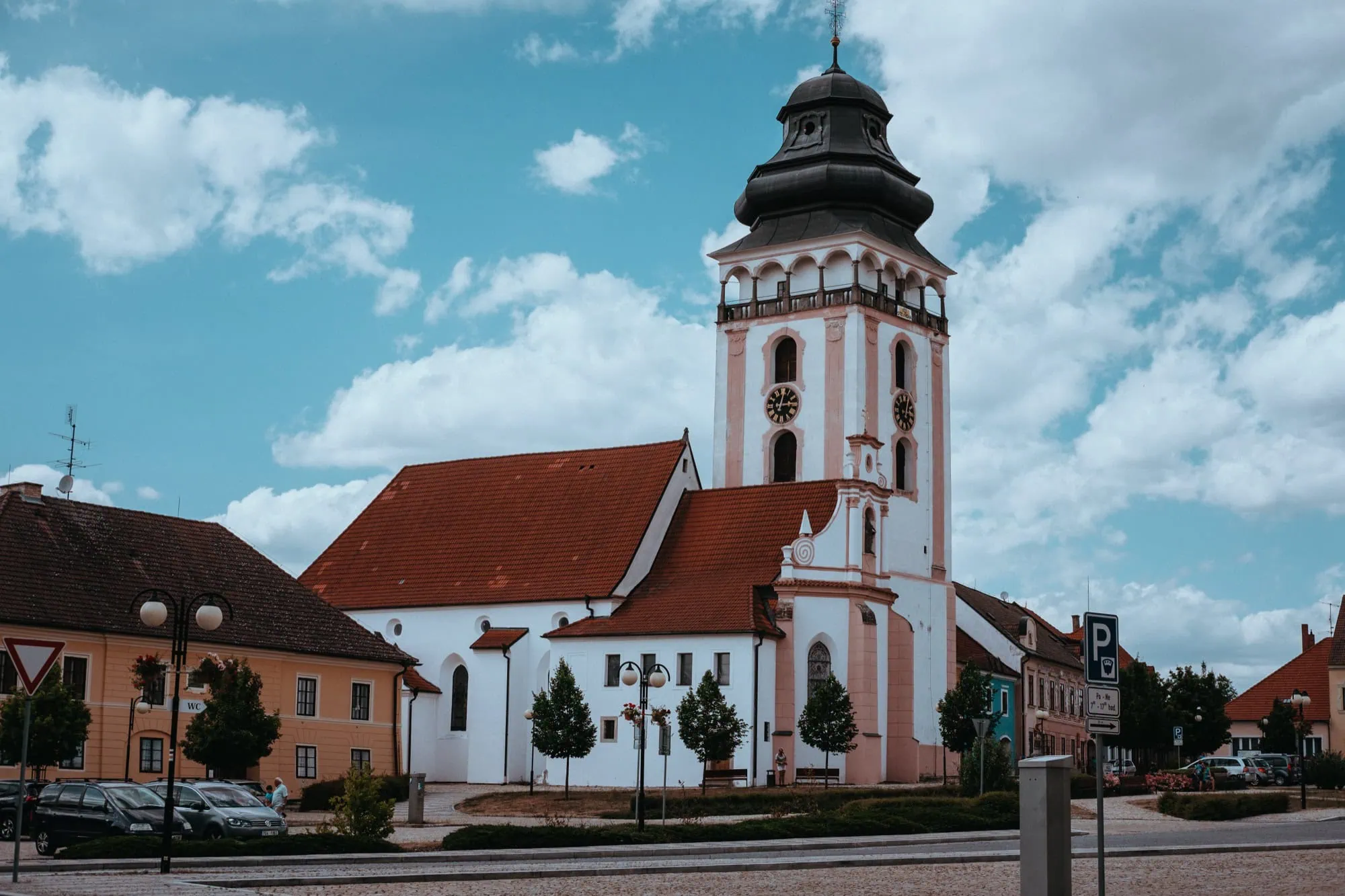 Bechyně : 7 incontournables de la ville thermale, de la céramique et du pont arc-en-ciel 6 Église baroque Saint-Matthieu et son clocher en bulbe sur la place de Bechyně