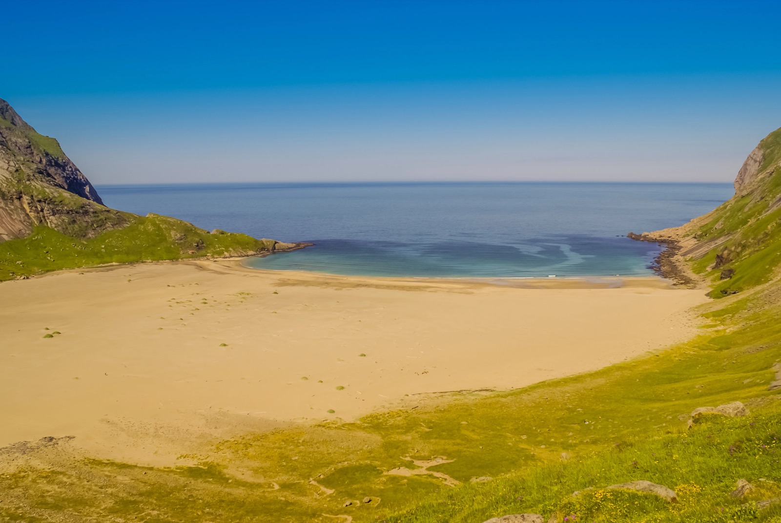 De mooiste stranden van de Lofoten: Haukland, Uttakleiv en meer 1 Afgelegen zandstrand in een baai
