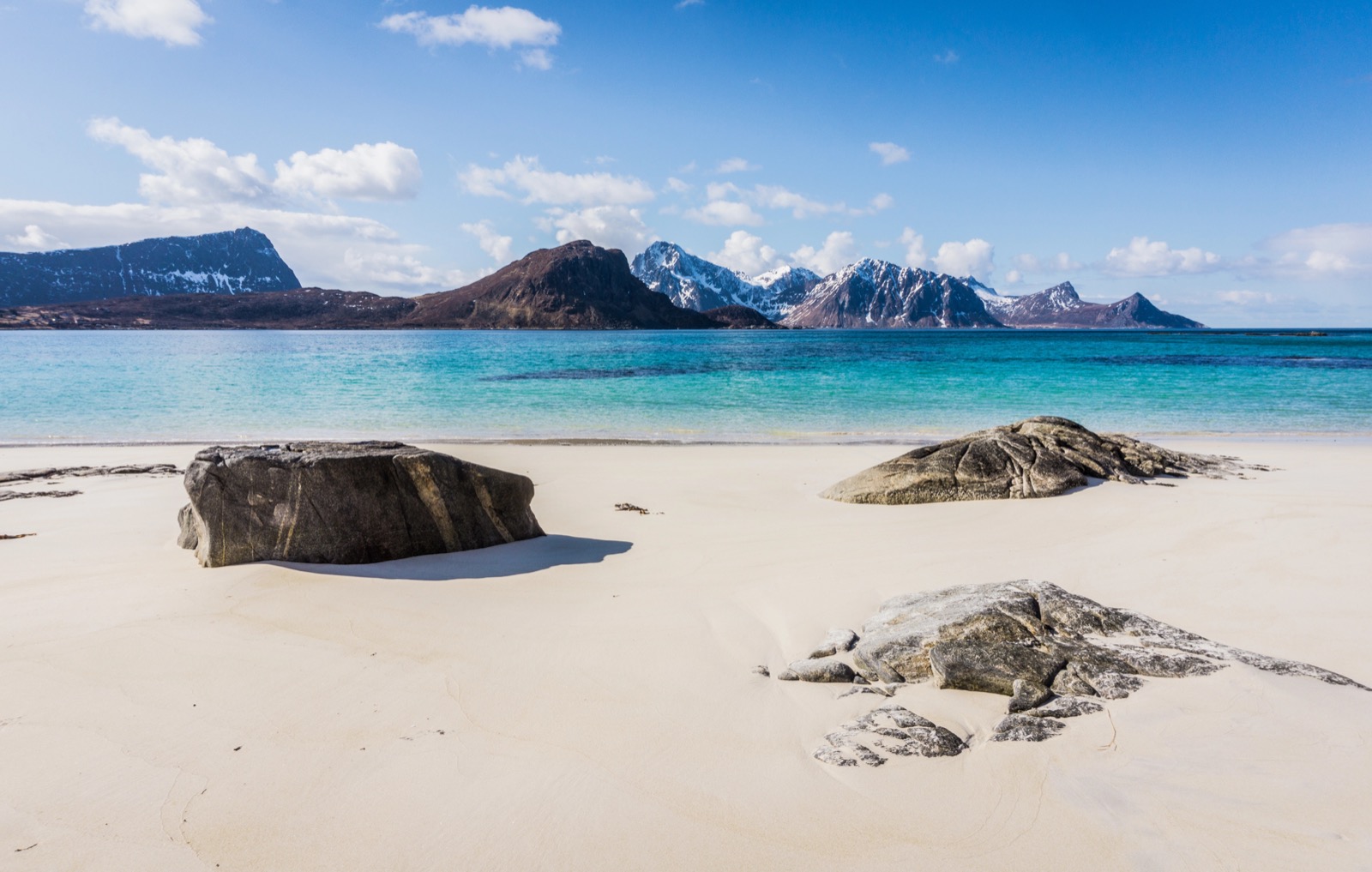 Lofoten in Noorwegen: 15 tips voor wat te zien en doen in 2026 10 Wit strand met turquoise water op de Lofoten