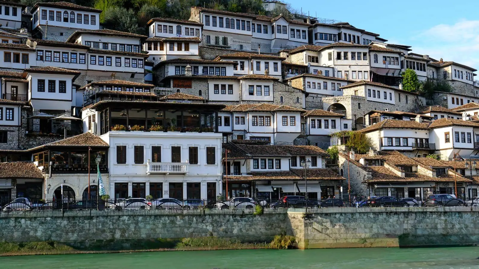 Berat, Albanien: tusen fönsters stad (UNESCO) – 11 tips för 2026 5 Onufris ikonografiska museum