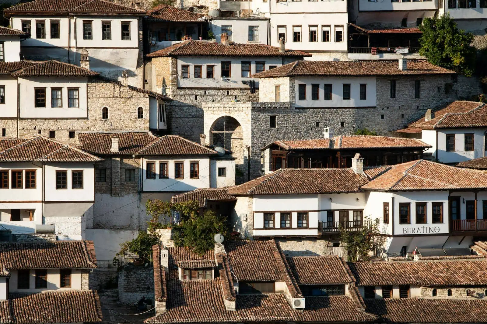 Berat, Albánsko: mesto tisícich okien (UNESCO) — 11 tipov na rok 2026 1 Zhrnutie pre tých, čo nemajú čas čítať celý článok