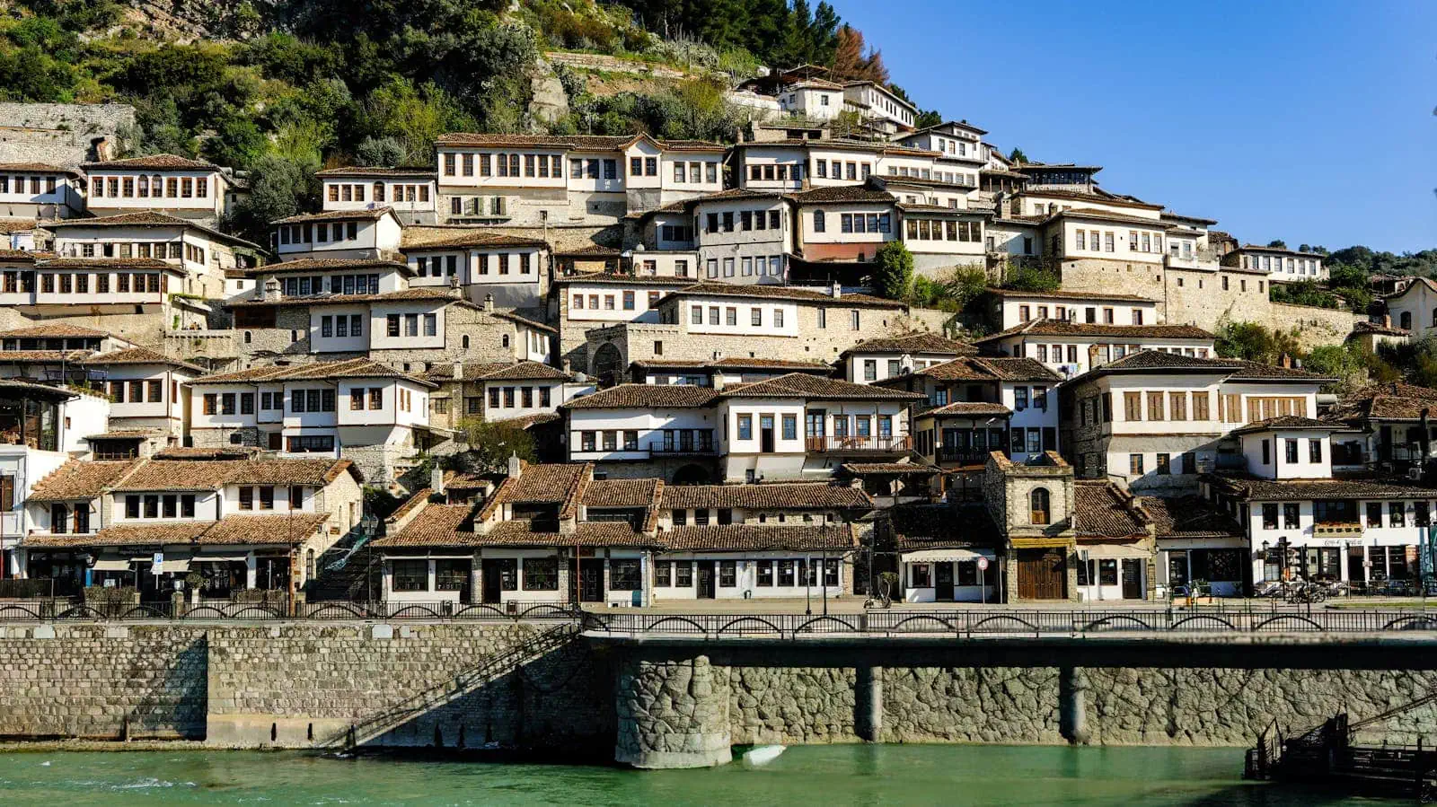 Berat, Albanien: tusen fönsters stad (UNESCO) – 11 tips för 2026 8 Kvällens xhiro på boulevarden