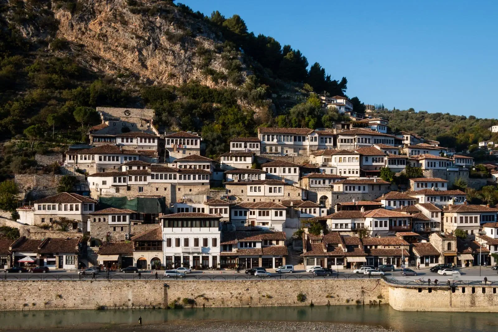 Berat, Albanien: tusen fönsters stad (UNESCO) – 11 tips för 2026 14 Utflykt till stenstaden Gjirokaster