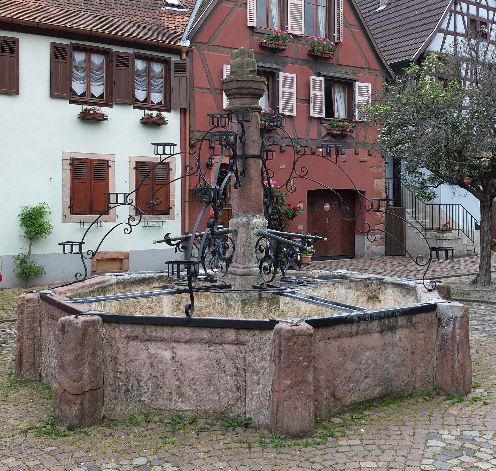 Alsace i Frankrike: 12 vackraste byarna längs vinvägen 2026 16 Bergheim och dess bevarade stadsmurar