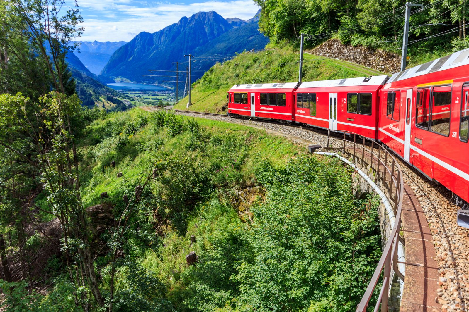 Tåg i Schweiz: Glacier Express, Bernina Express & co + priser 2026 4 Bernina Express och de ikoniska viadukterna