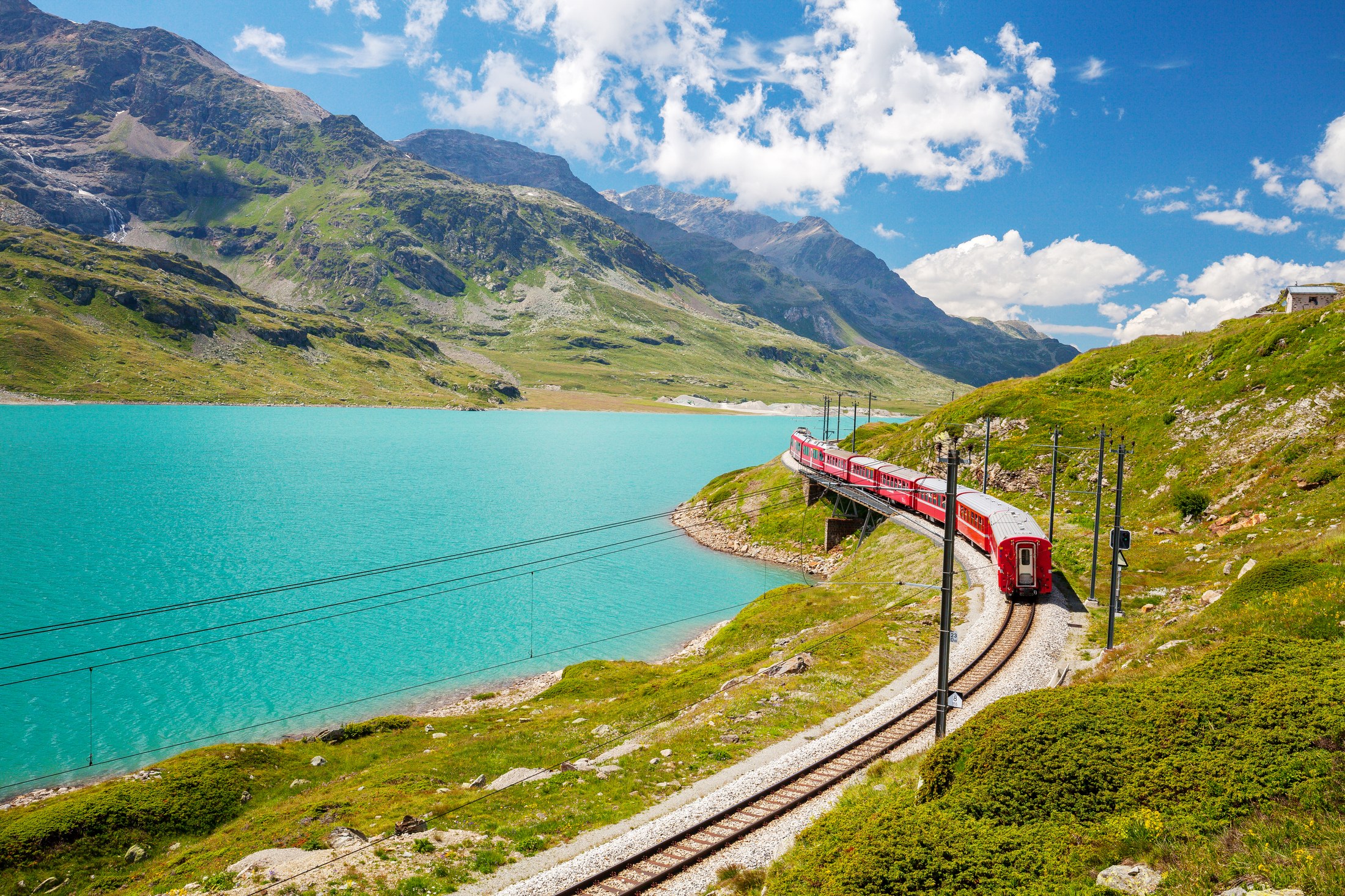 Tåg i Schweiz: Glacier Express, Bernina Express & co + priser 2026 8 Panoramatåget Bernina Express längs den turkosa sjön Lago Bianco